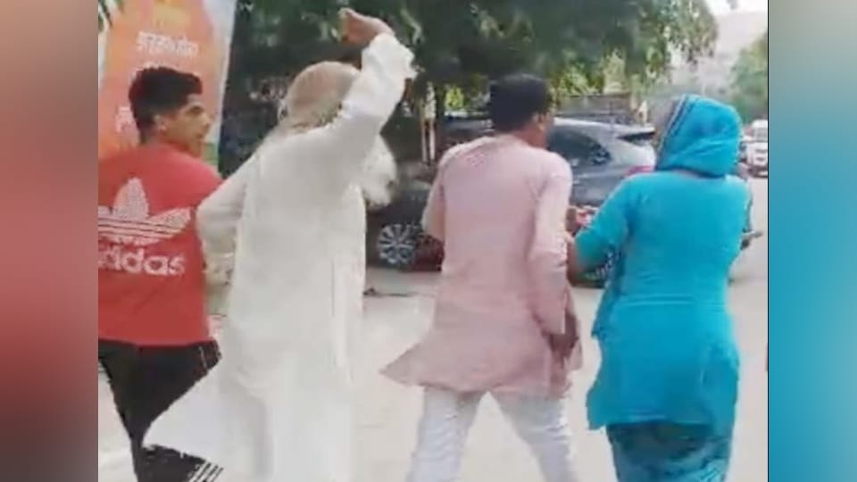 Shamli: BJP councilor chased and beaten by a crowd; women grabbed him by the collar and dragged him