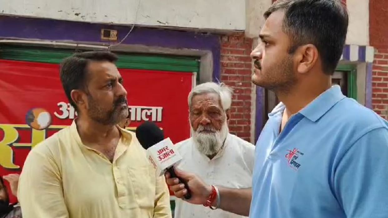 Residents of Rabri Tola listed their grievances during the ward samvad program in Bareilly