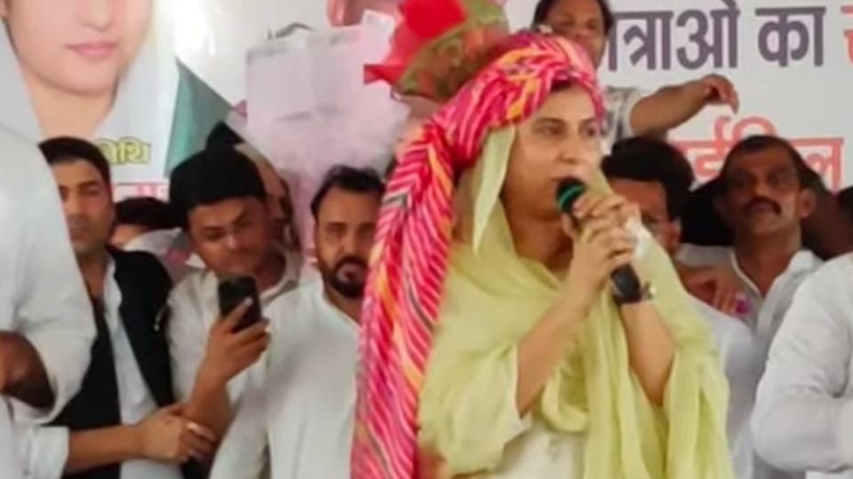 सरधना में आयोजित कार्यक्रम में बोलतीं इकरा हसन।
