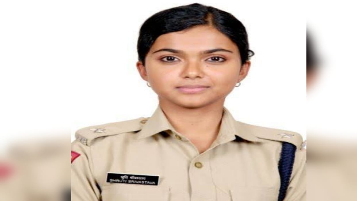 IPS officer Shruti interviewed actress Raveena Tandon, appointed as ADCP in Prayagraj.