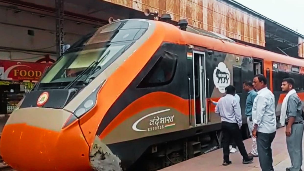 Incident on Vande Bharat Express Pantograph breaks after getting entangled in OHE passengers frustrated