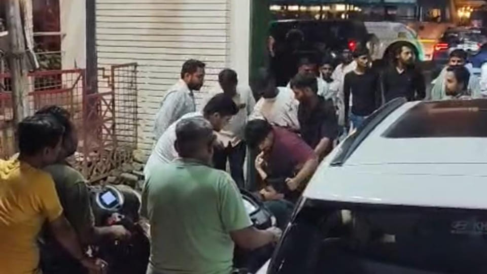 युवक को पीटते दबंग
