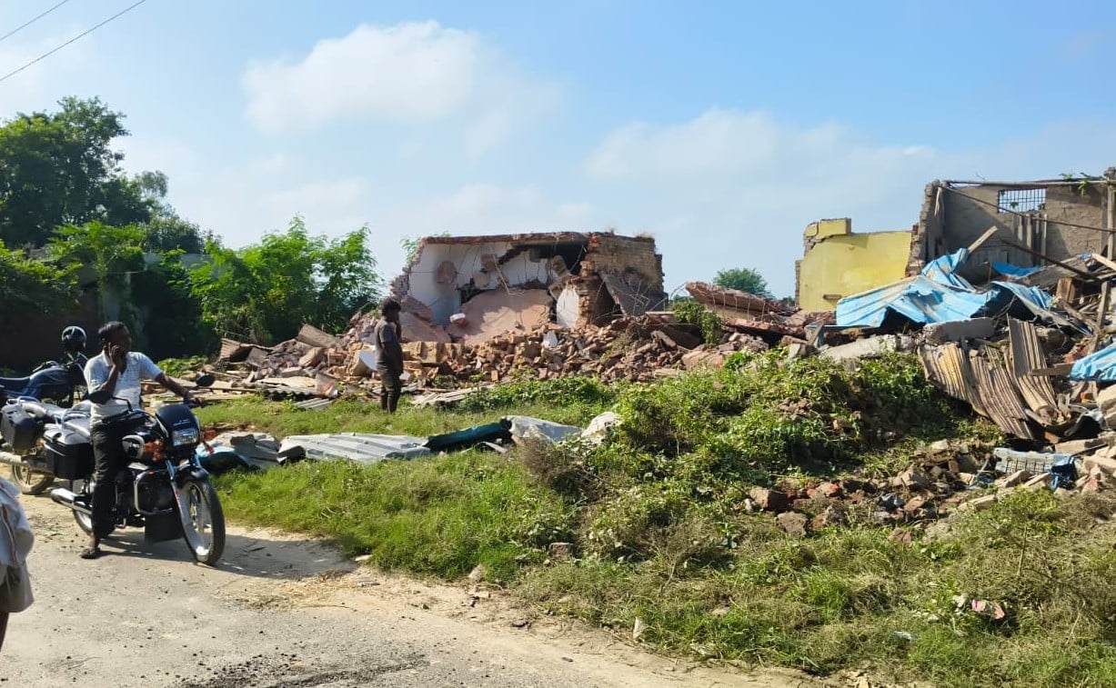 मलबे में बदले गए दुकान और मकान।
