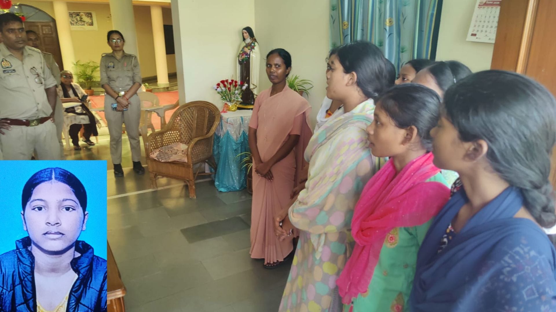 अनामिका एक्का की फाइल फोटो और माैजूद भीड़।