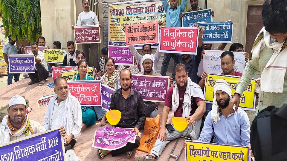 बेसिक शिक्षा मंत्री संदीप सिंह के आवास पर कटोरा लेकर भीख मांगते अभ्यर्थी