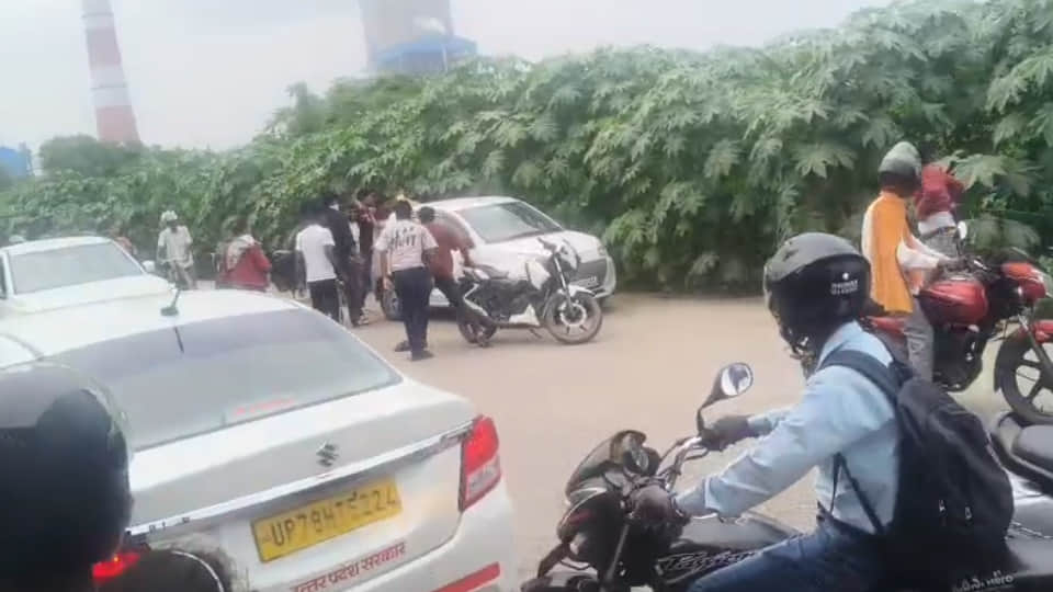 चार व्यापारियों की कार घेरकर पिटाई