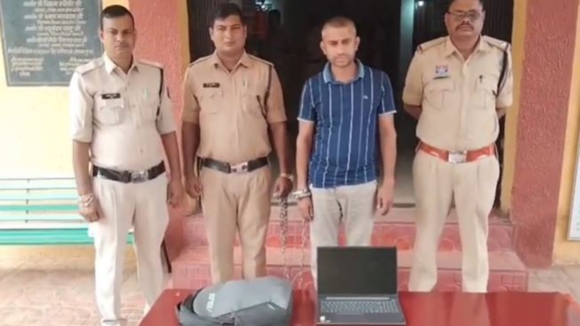 पुलिस हिरासत में आरोपी