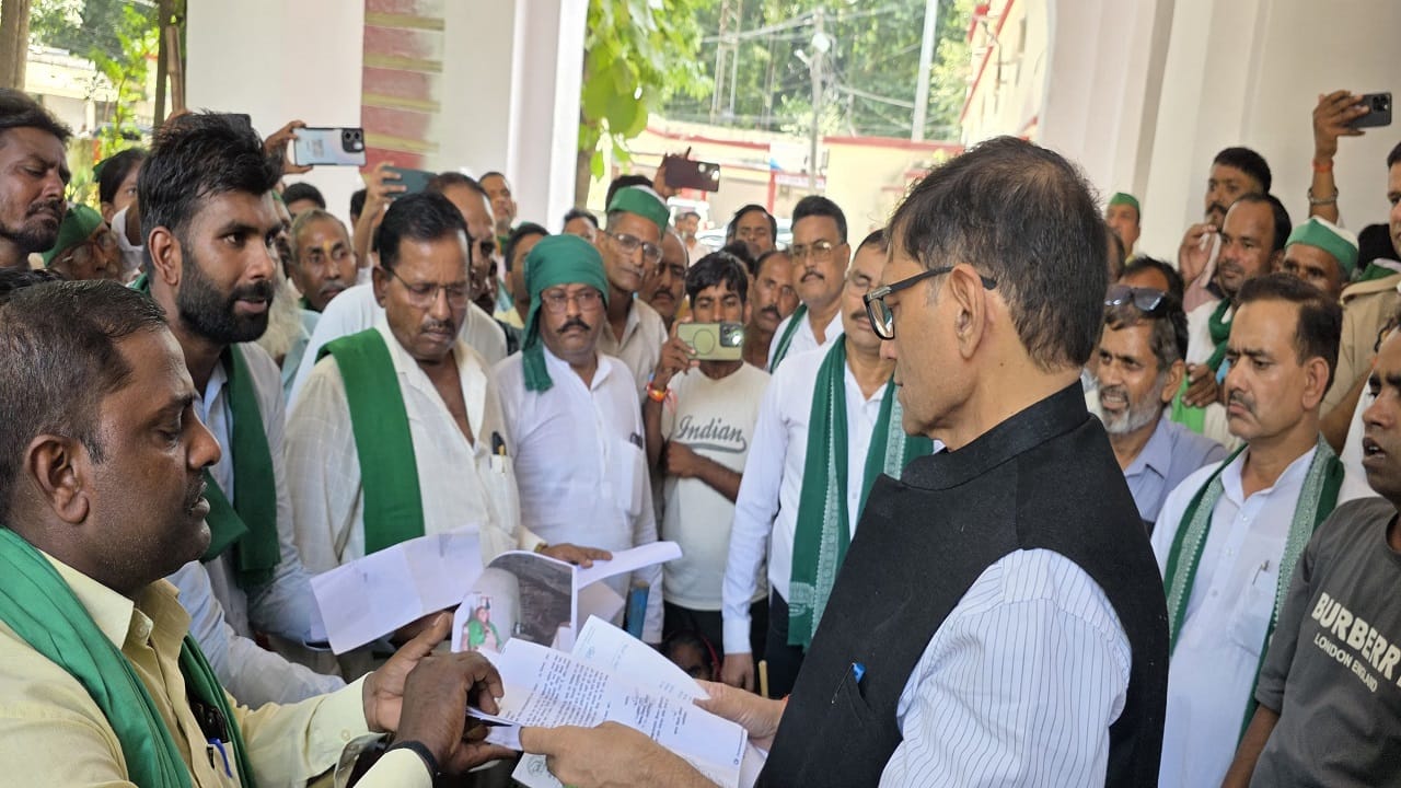 किसान नेताओं को डीएम को दिया ज्ञापन
