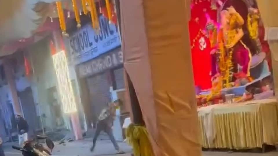 गणेश पंडाल के बाहर आधी रात को मचा बवाल