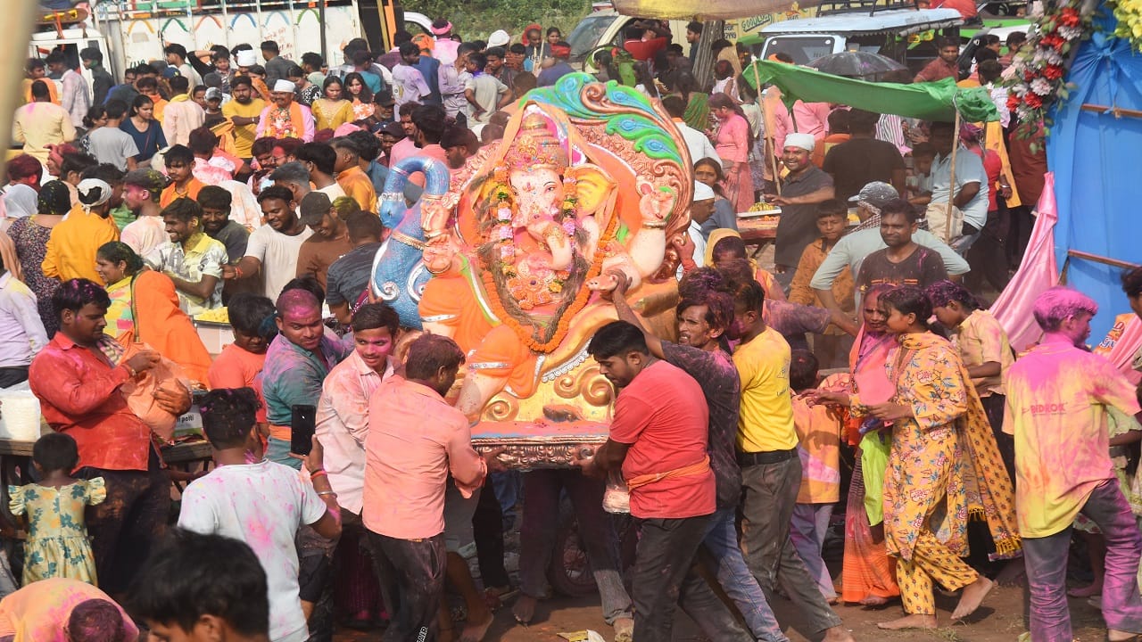 Nath Nagri immersed in the spirit of Maharashtra during the Ganesh Visarjan procession in Bareilly