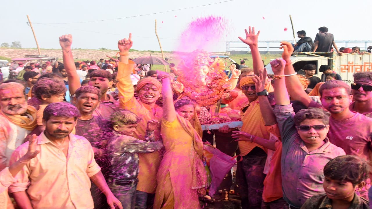 Nath Nagri immersed in the spirit of Maharashtra during the Ganesh Visarjan procession in Bareilly