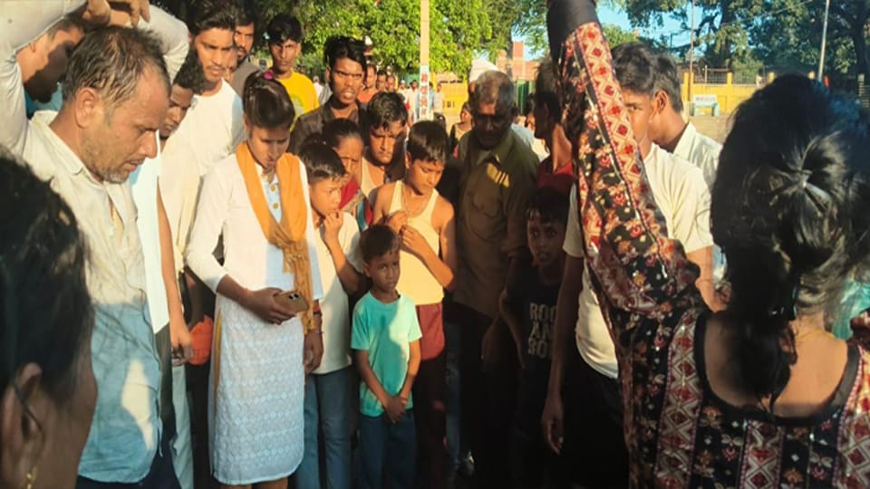 घटनास्थल पर लगी भीड़