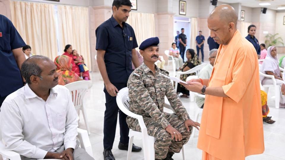 जनता दर्शन में सीएम ने सुनीं समस्याएं।