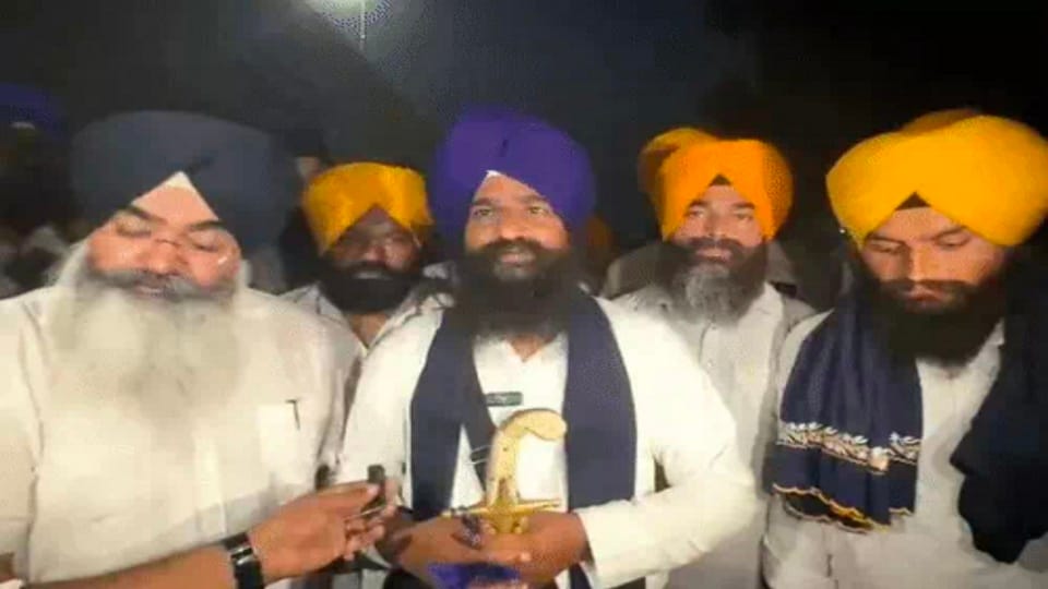 The BSF stopped the Sangat that had arrived to offer prayers for the opening of the corridor
