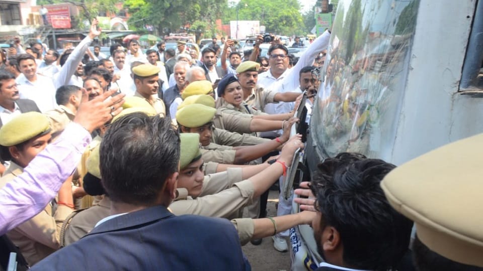 Meerut: Lawyers upset with government's stance on High Court bench;