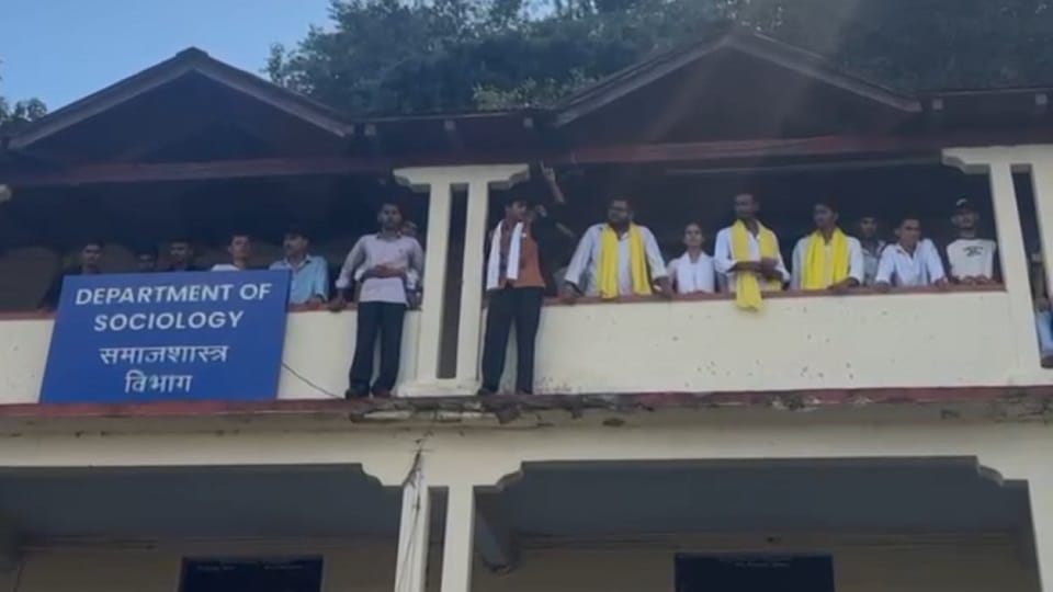 कोषाध्यक्ष और संयुक्त सचिव पद के दावेदार छत पर चढ़े।