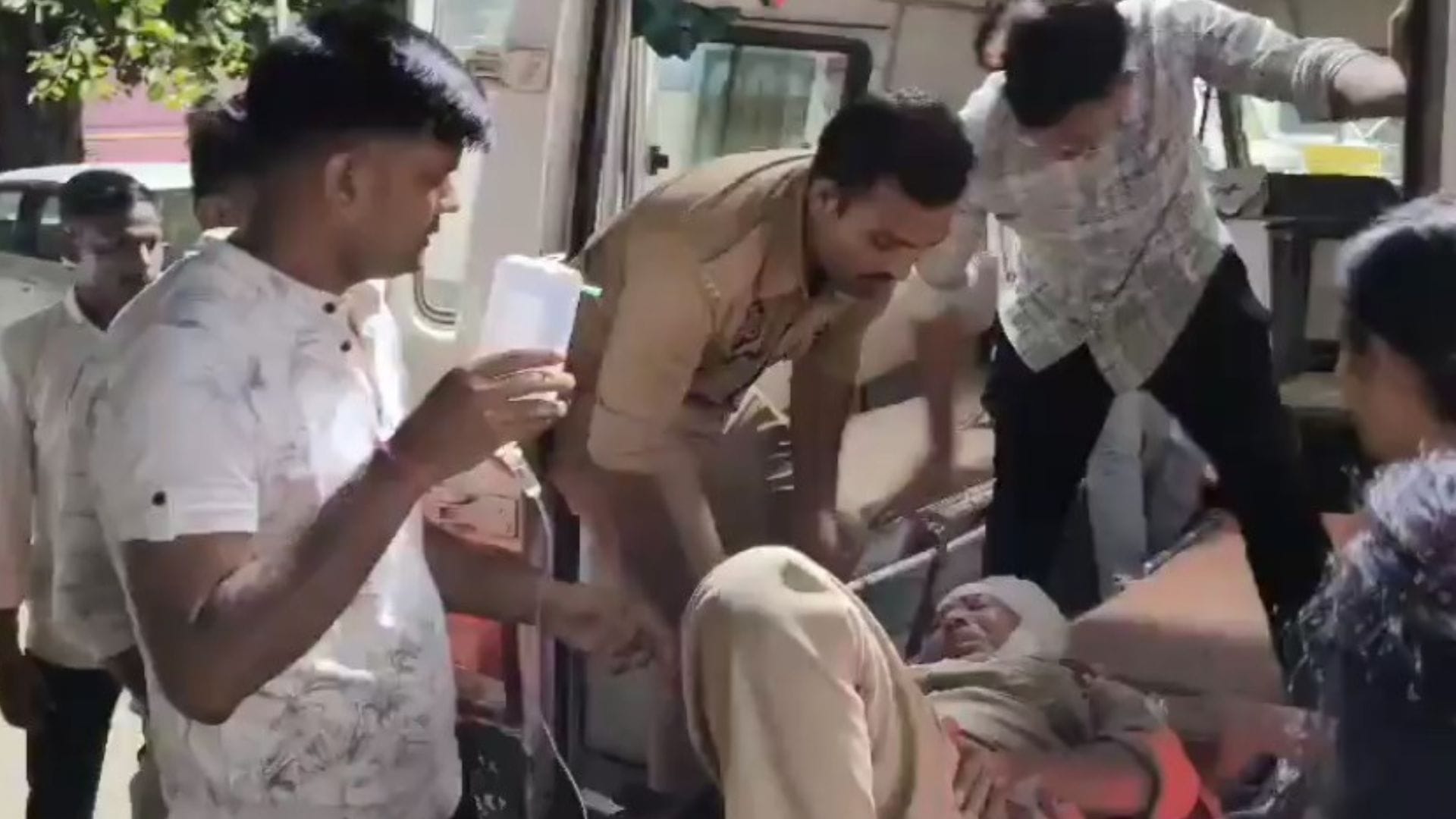 महिला हेड कांस्टेबल को अस्पताल ले जाते लोग।