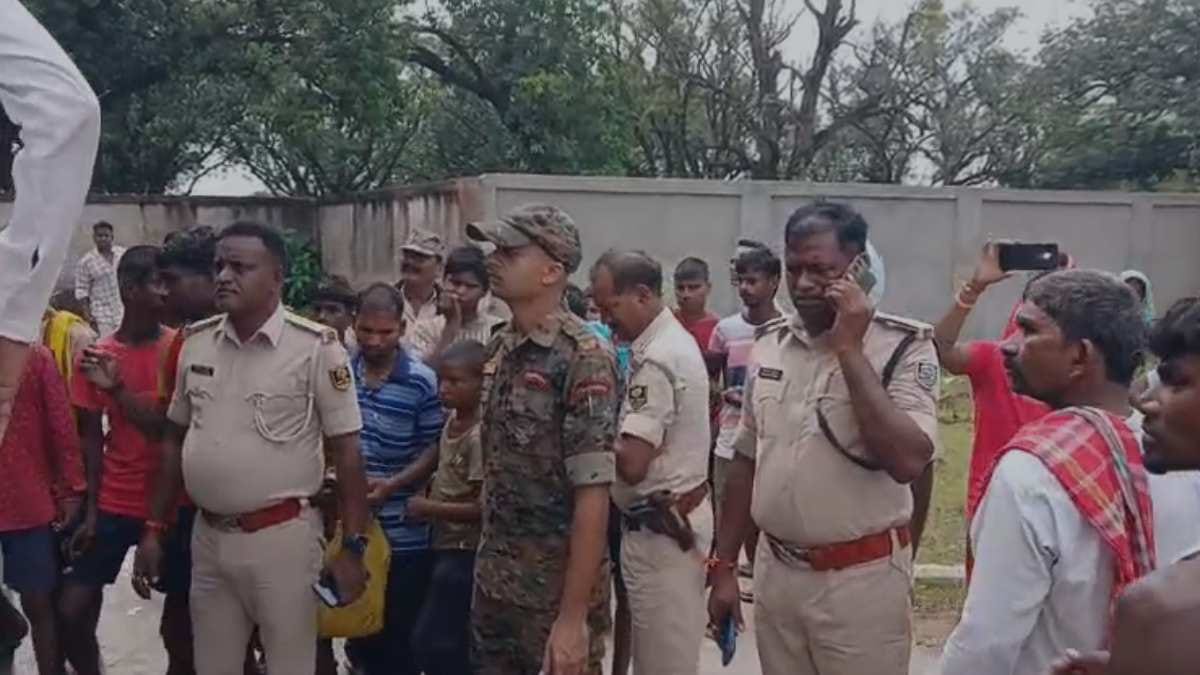 मौके पर मौजूद पुलिस अधिकारी