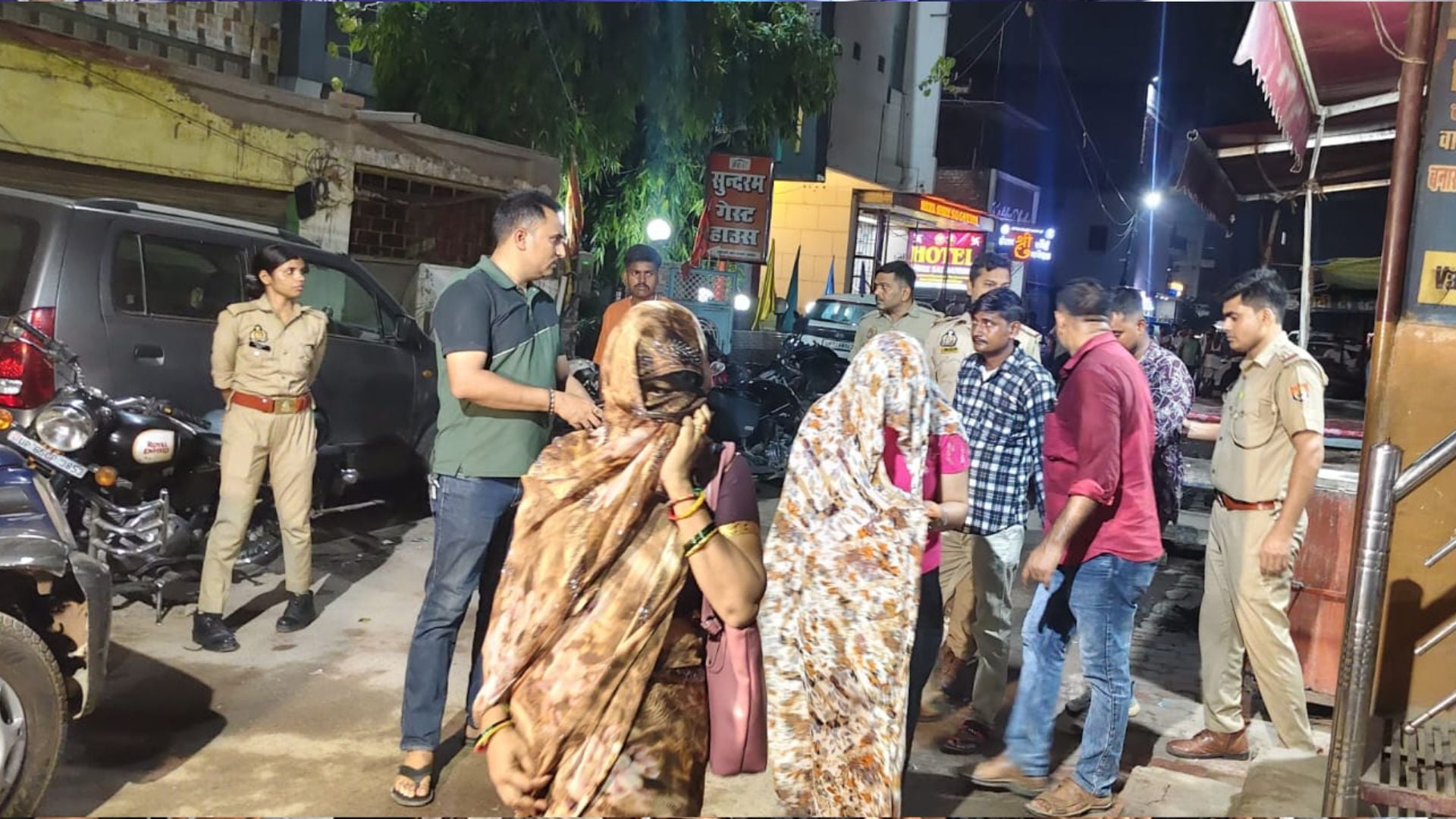 पुलिस द्वारा मौके से पकड़े गए लोग