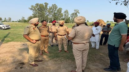 मामले की जांच करती पुलिस