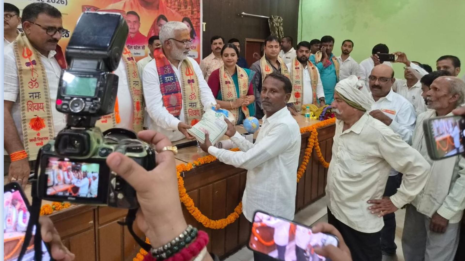 मंत्री स्वतंत्र देव सिंह ने बांटे मिनी किट