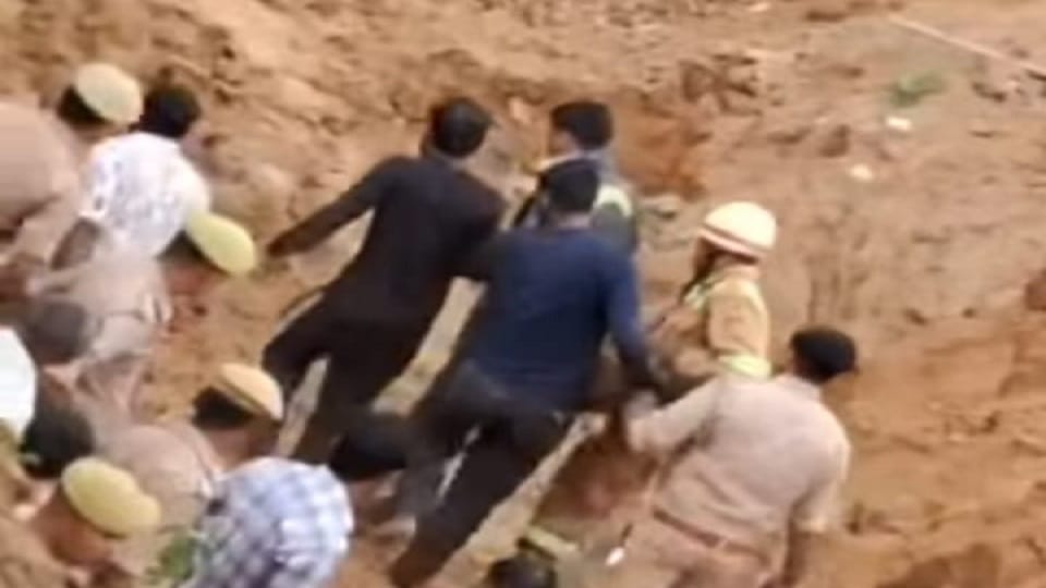 Two Workers Die After Under-Construction Drain Wall Collapses in Agra breaking News