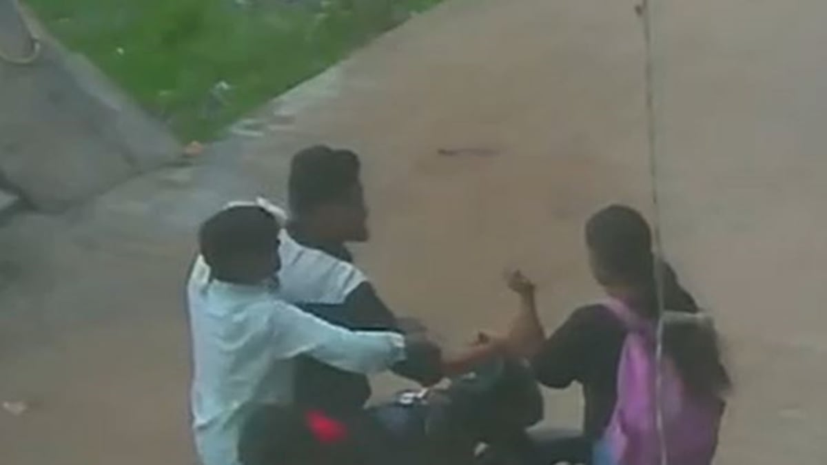 ग्वालियर: कोचिंग से घर लौट रही छात्राओं से बदसलूकी, बाइक सवारों ने रास्ता रोककर की मारपीट, CCTV ने खाेला राज