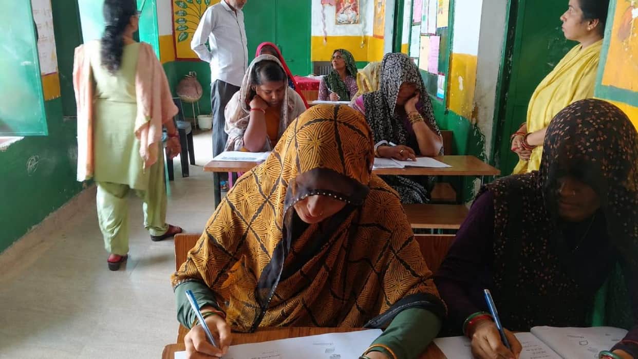 Jhansi: Women reached the exam center from behind their veils