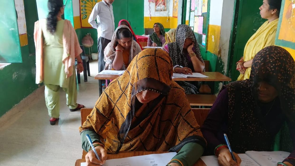 Jhansi: Women reached the exam center from behind their veils