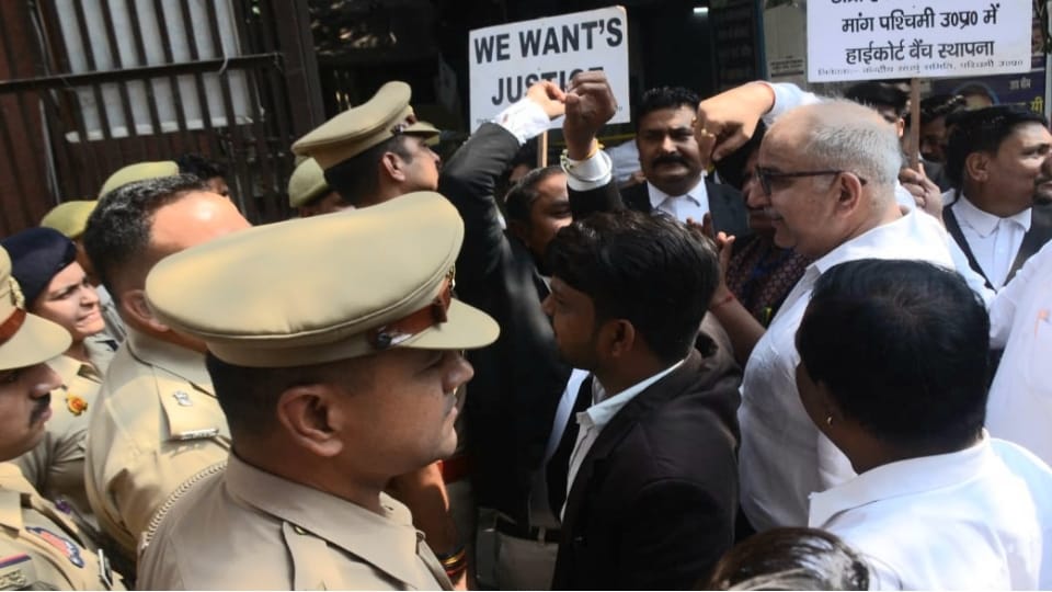 Meerut: Lawyers upset with government's stance on High Court bench;