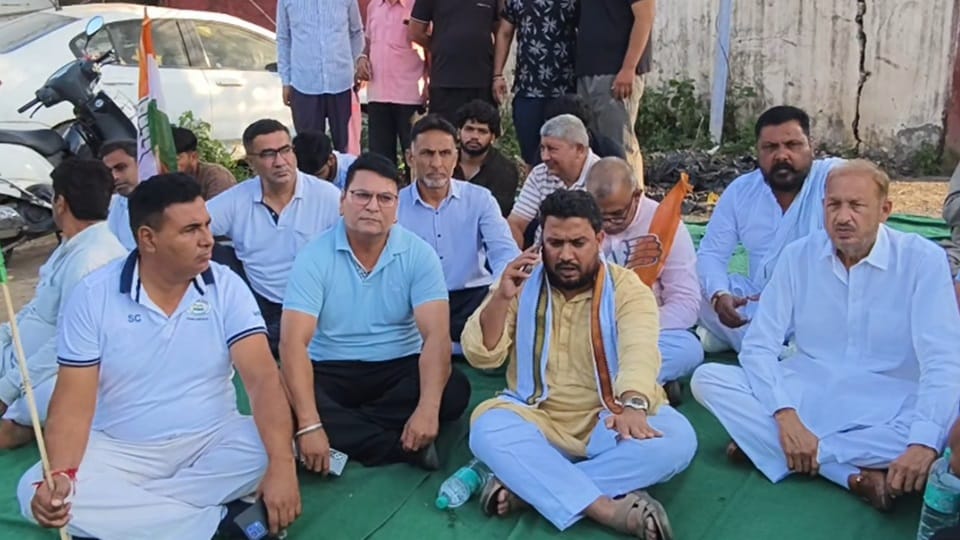 थाने के बाहर धरने पर बैठे कांग्रेसी