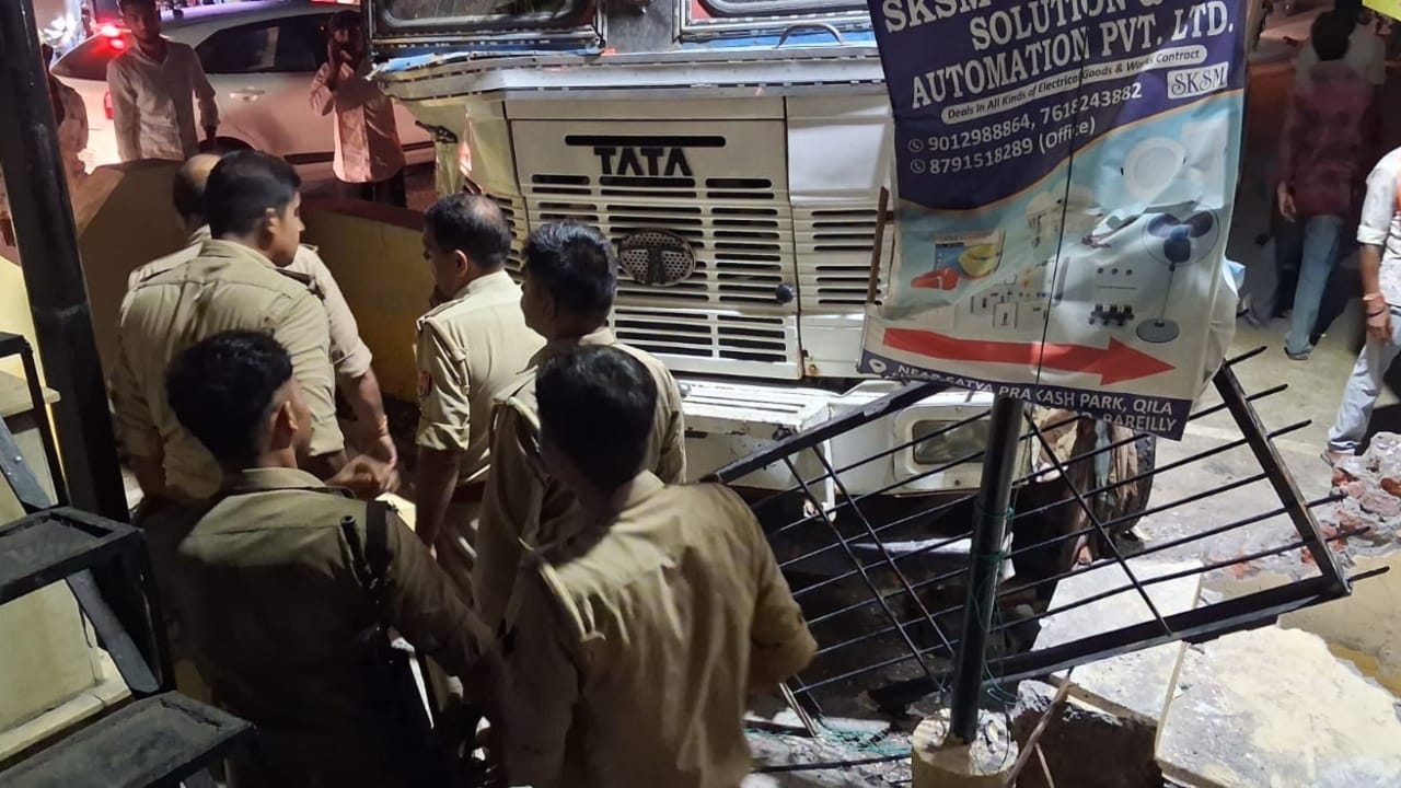 हादसे के बाद मौके पर जांच करती पुलिस