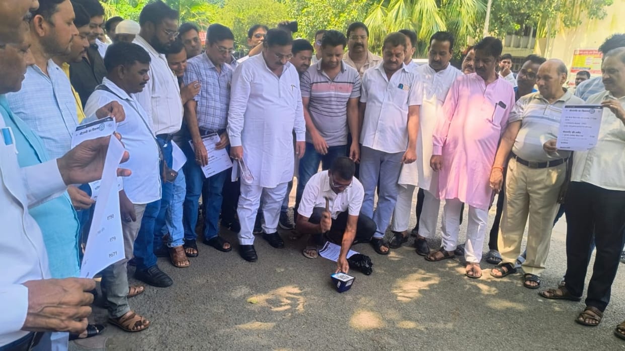 Traders break QR code sound boxes to protest against MDR on UPI payments in Shahjahanpur