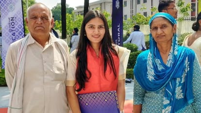 रीना अपने परिवार के साथ