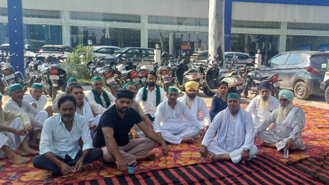 भारतीय किसान यूनियन के कार्यकर्ताओं संग धरने पर बैठक वाहन स्वामी