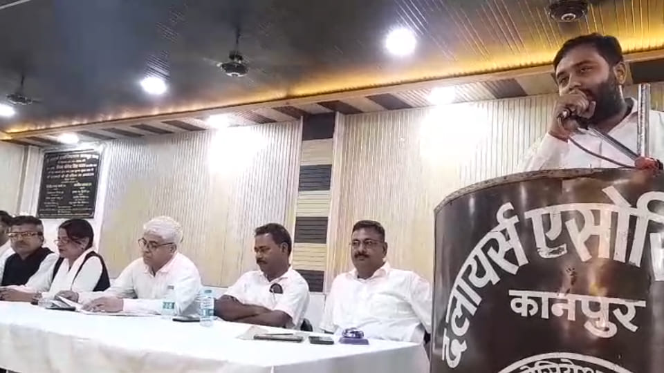 सभा में मौजूद लोग