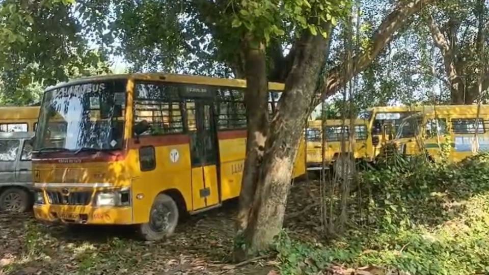 सीज किए गए शार्प ग्लोबल स्कूल के वाहन।