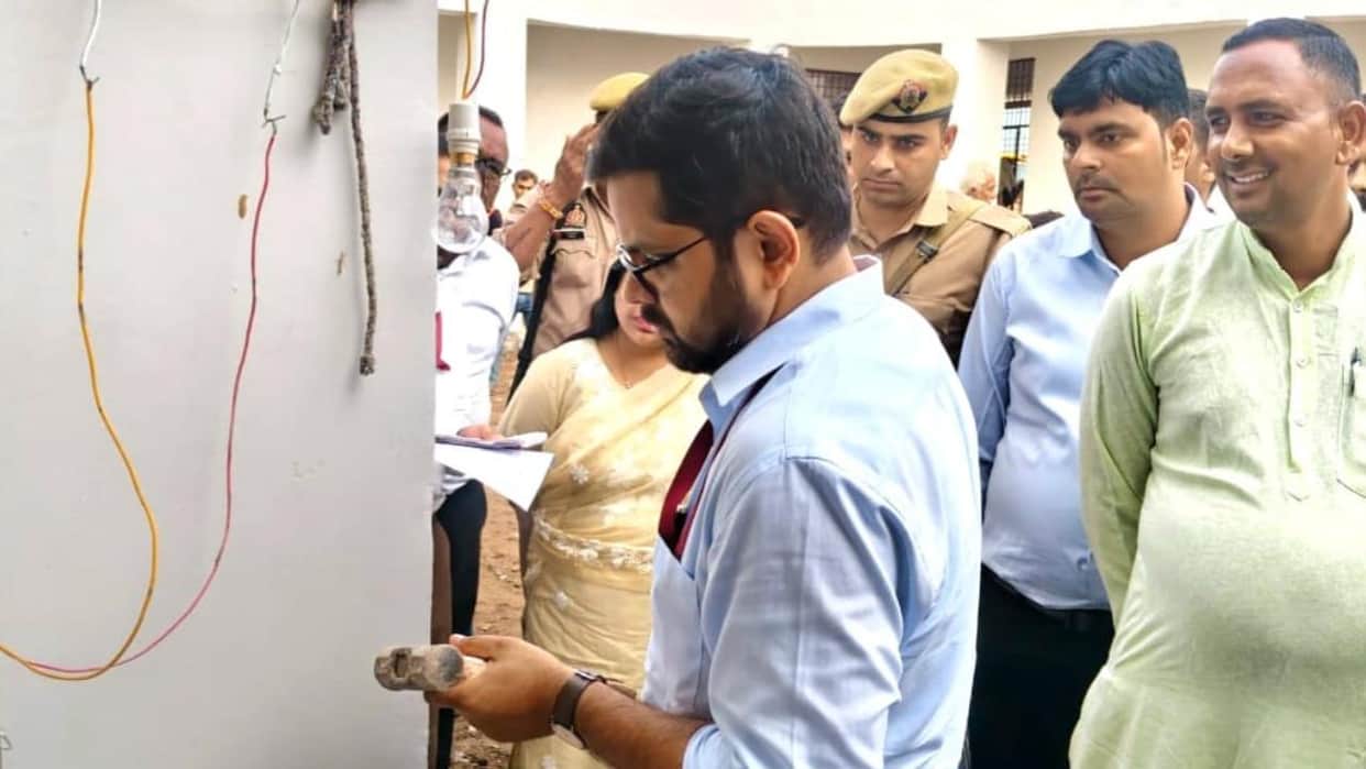 Jhansi: DM's hammer exposes the reality of the school building; questions raised about the wall's structural i