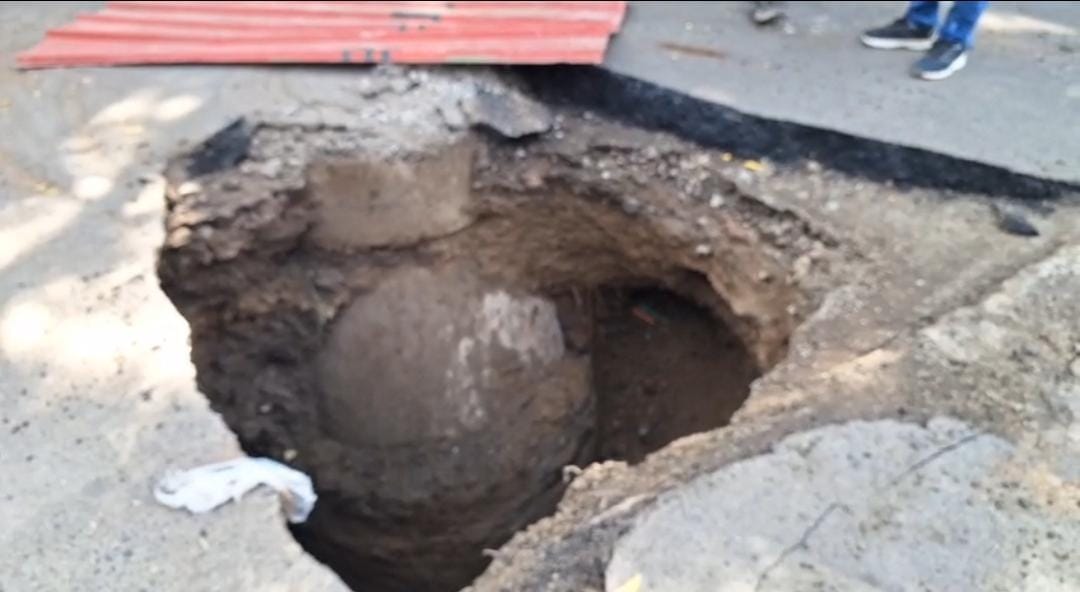 Indore: Road caves in on Padarinath Marg; ten-foot-deep crater formed.