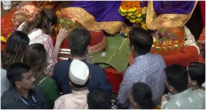 SRK bows down to Lalbaugcha Raja visits pandal with Suhana khan and Gauri khan