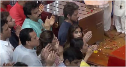 SRK bows down to Lalbaugcha Raja visits pandal with Suhana khan and Gauri khan