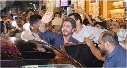 SRK bows down to Lalbaugcha Raja visits pandal with Suhana khan and Gauri khan