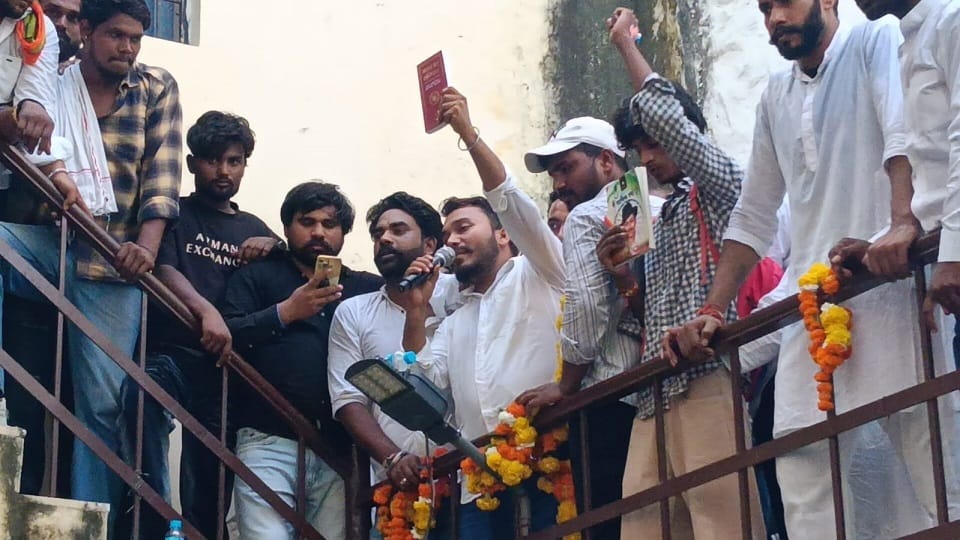 शीशियापाड़ा में महापंचायत को संबोधित करते योगी बेनीवाल