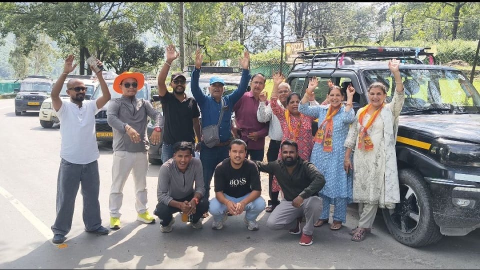 धारचूला में भोलेनाथ की जयकारे के साथ गुंजी रवाना होते राजस्थान से आए आदि कैलाश यात्री।