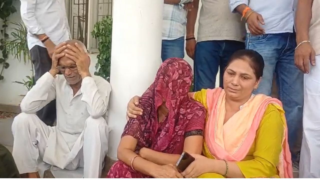 धरने पर बैठे परिजन