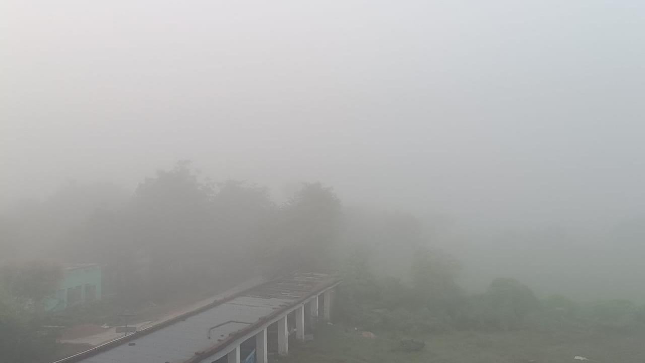 आसमान में छाई धुंध।