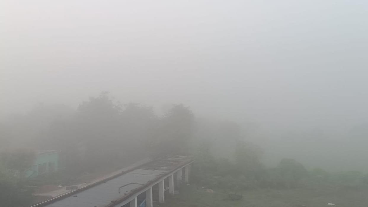 Jhansi: Fog sets in; snowfall in the mountains signals an early onset of cold weather.