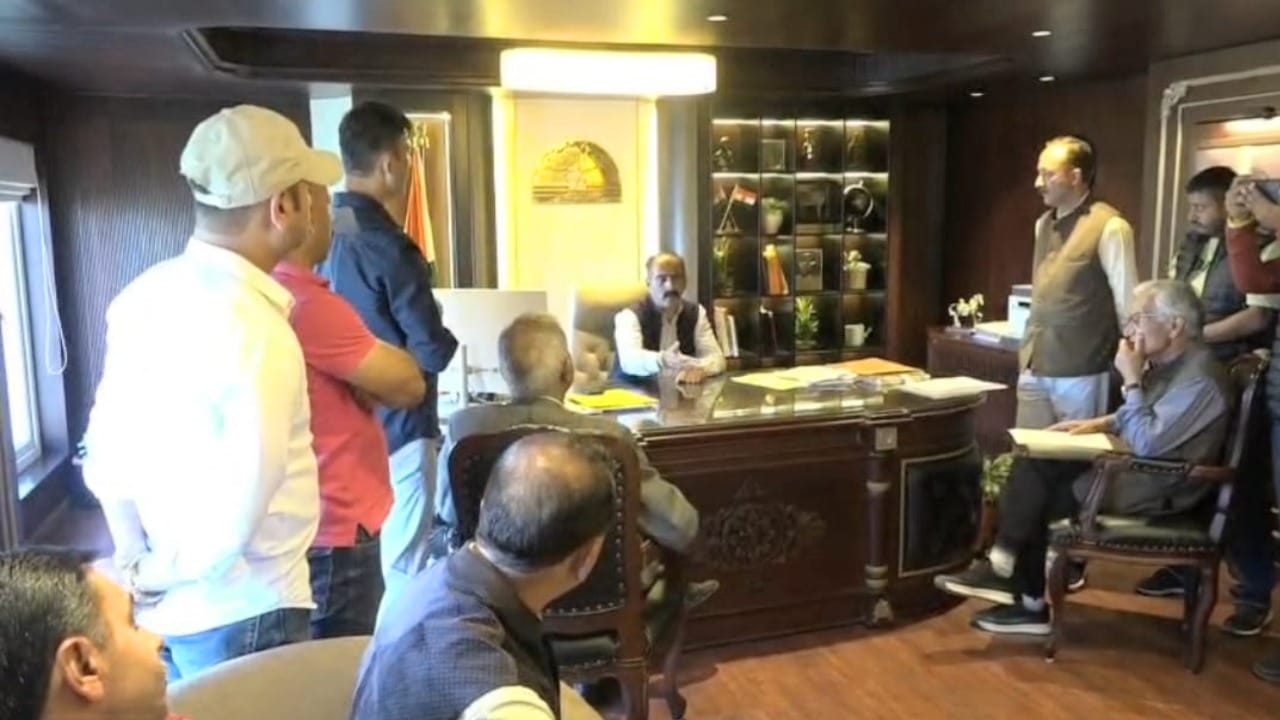 मंत्री अनिरुद्ध सिंह से मिला भवन मालिकों और स्थानीय लोगों का प्रतिनिधिमंडल।