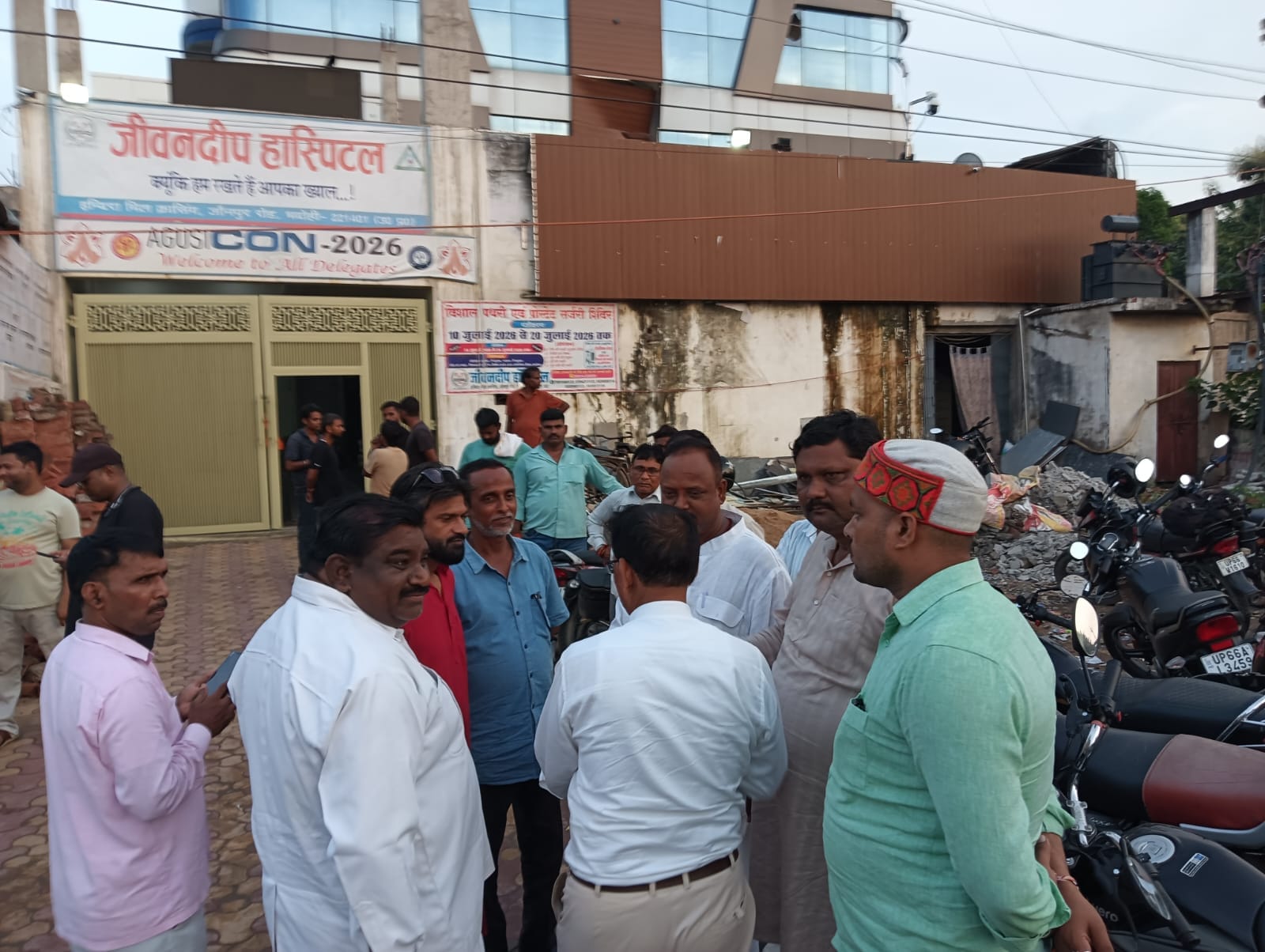अस्पताल के बाहर परिजन