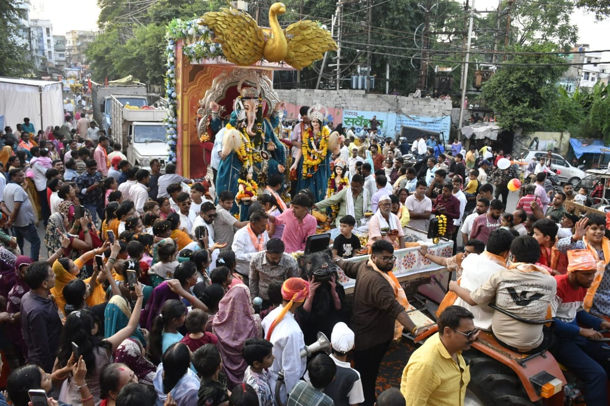 भोपाल में निकला डोल ग्यारस का जुलूस: पुराने शहर में उमड़ी भीड़, अलग-अलग समाजों की झांकियां हुईं शामिल